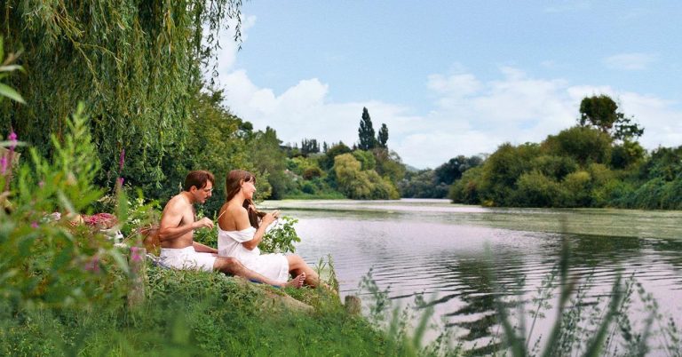 Cécile de France and Vincent Macaigne on a long, peaceful river (trailer)