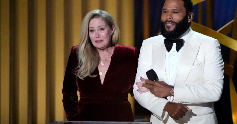 Ill, Christina Applegate makes a moving appearance at the 2023 Emmy Awards (video)