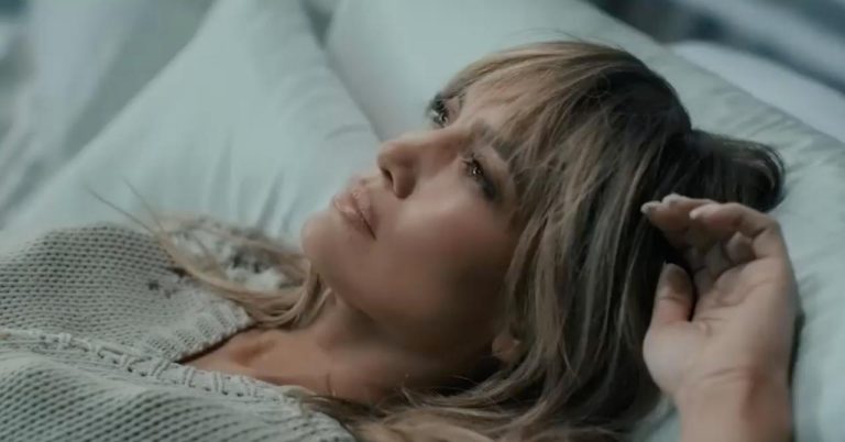 Jennifer Lopez, sex addict in the new trailer for This is me…Now (trailer)