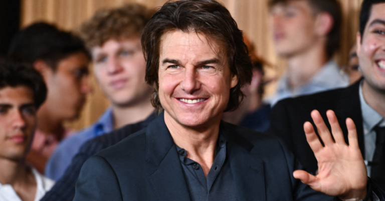 Tom Cruise signs big contract with Warner Bros.