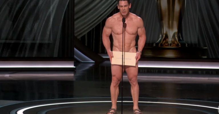 John Cena arrives naked on the stage of the 2024 Oscars