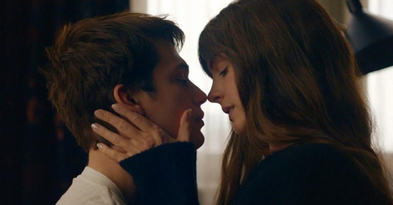 The idea of ​​being with you: Anne Hathaway in love with a young pop star (trailer)